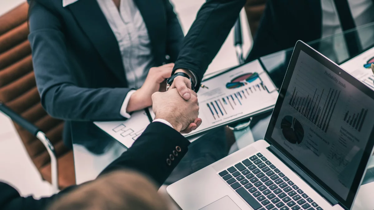 Jak czytać skład kosmetyków (INCI) i unikać greenwashingu: praktyczny przewodnik z przykładami — krok po kroku wyjaśnienie symboli, konserwantów, silikonów i składników aktywnych oraz 5 rzeczy, które sprawdzisz natychmiast przy zakupie